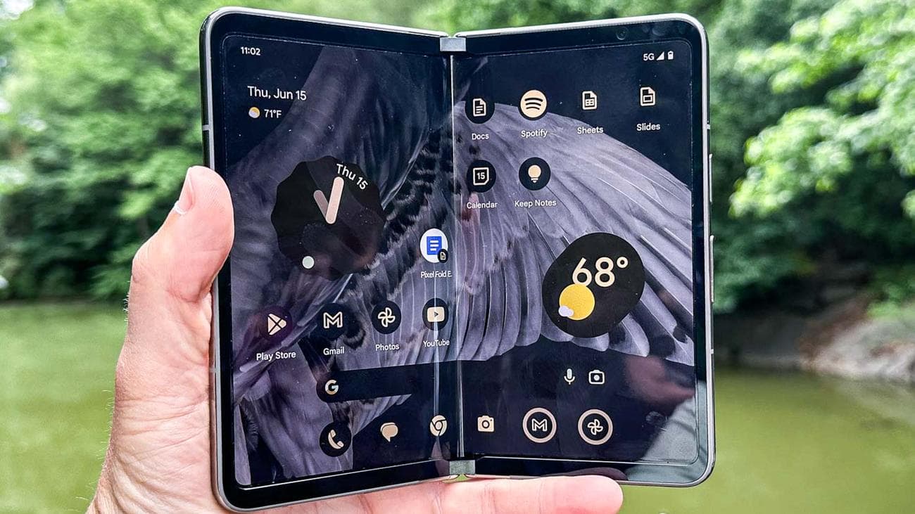 Το Google Pixel Fold εμφανίζεται στο χέρι