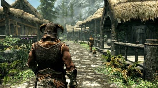 Skyrim: ένας μυώδης πολεμιστής που φορά ένα κερασφόρο κράνος περπατά μέσα από ένα μεσαίωνα