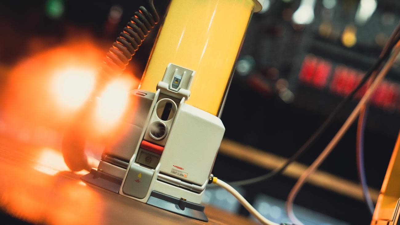 Η δεξαμενή ενός διαστημικού υπολογιστή που έχει μέσα κίτρινο υγρό