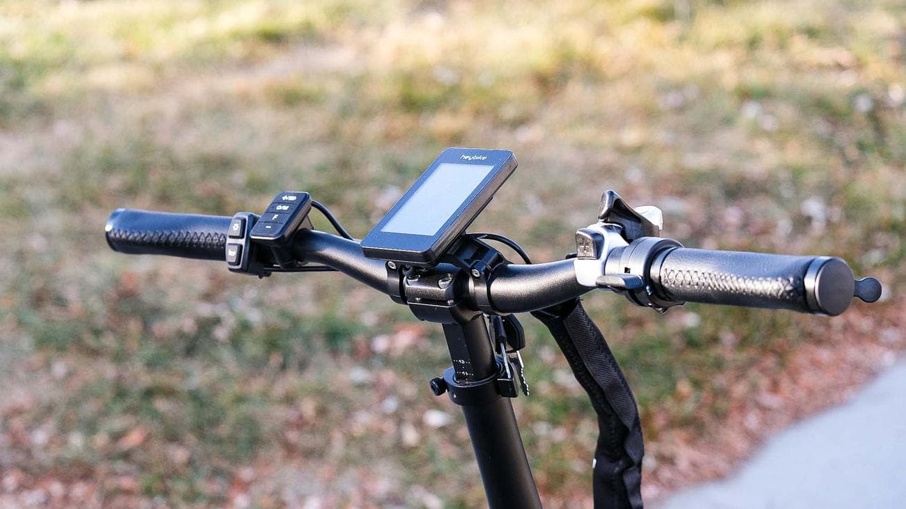 Heybike Mars 2.0 στο πεζοδρόμιο