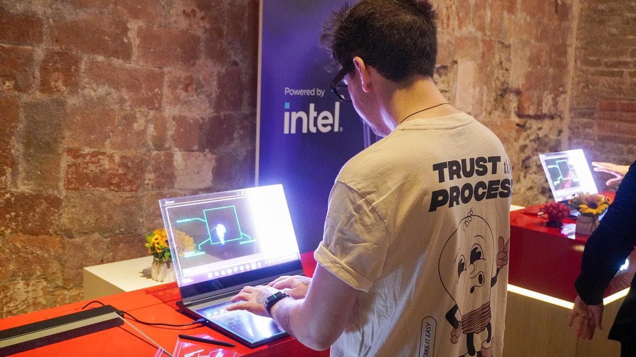 Έννοια φορητού υπολογιστή Lenovo ThinkBook με διαφανή οθόνη