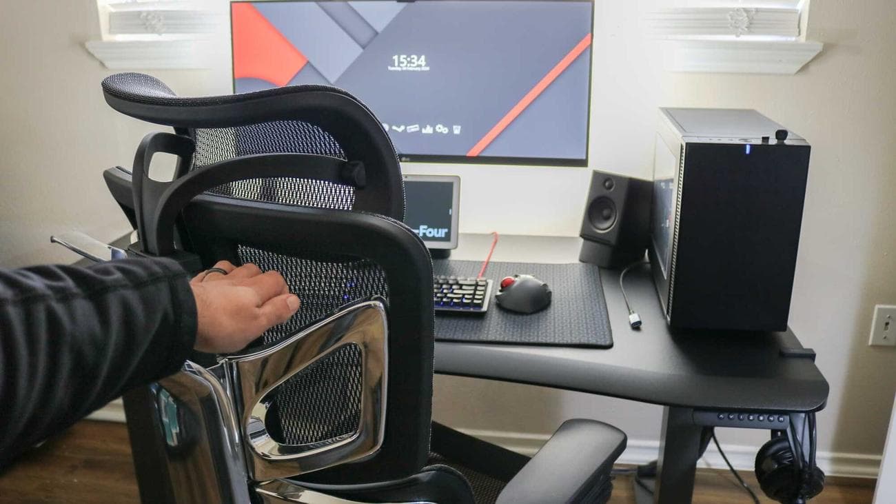 Μια εικόνα που δείχνει πόσο εύκολο το κάνει η πίσω μπάρα του OdinLake Ergo Butterfly 753 να βγαίνει από ένα γραφείο