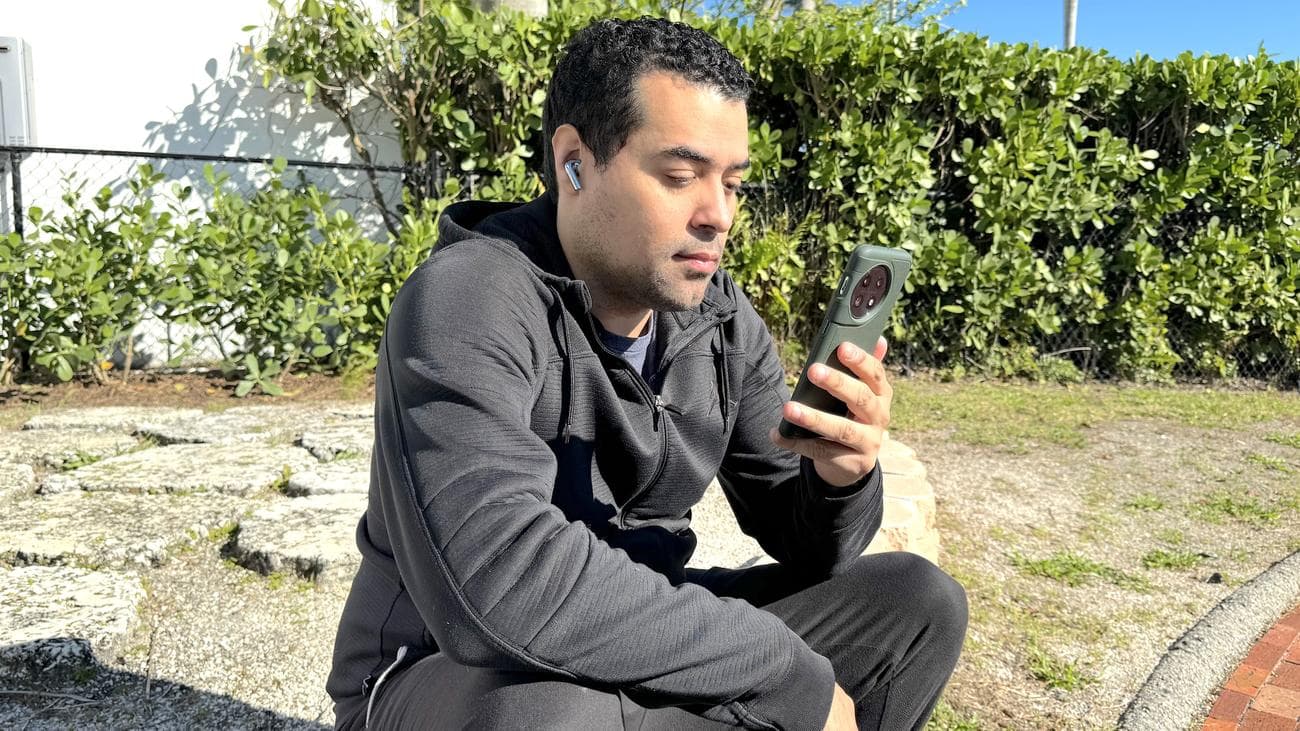 Αναθεωρητής δοκιμάζει την ποιότητα κλήσης OnePlus Buds 3