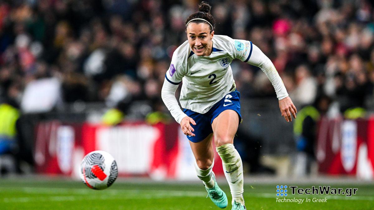 Lucy Bronze chases after the ball for the England Lionesses
