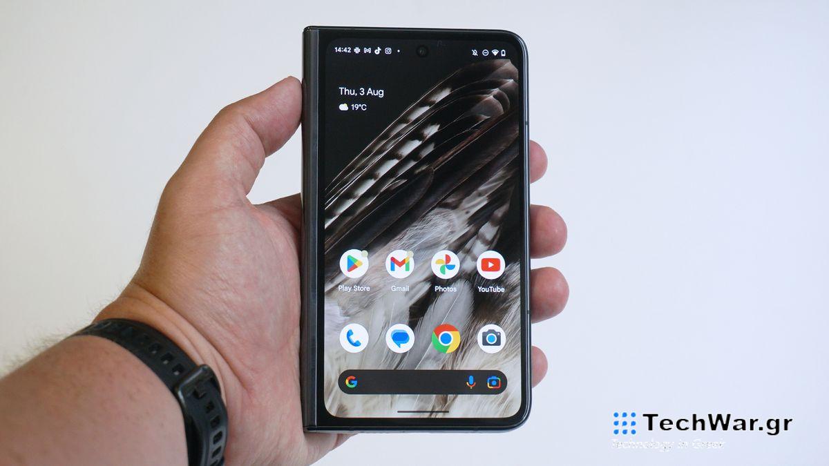 Google Pixel Fold review handheld front