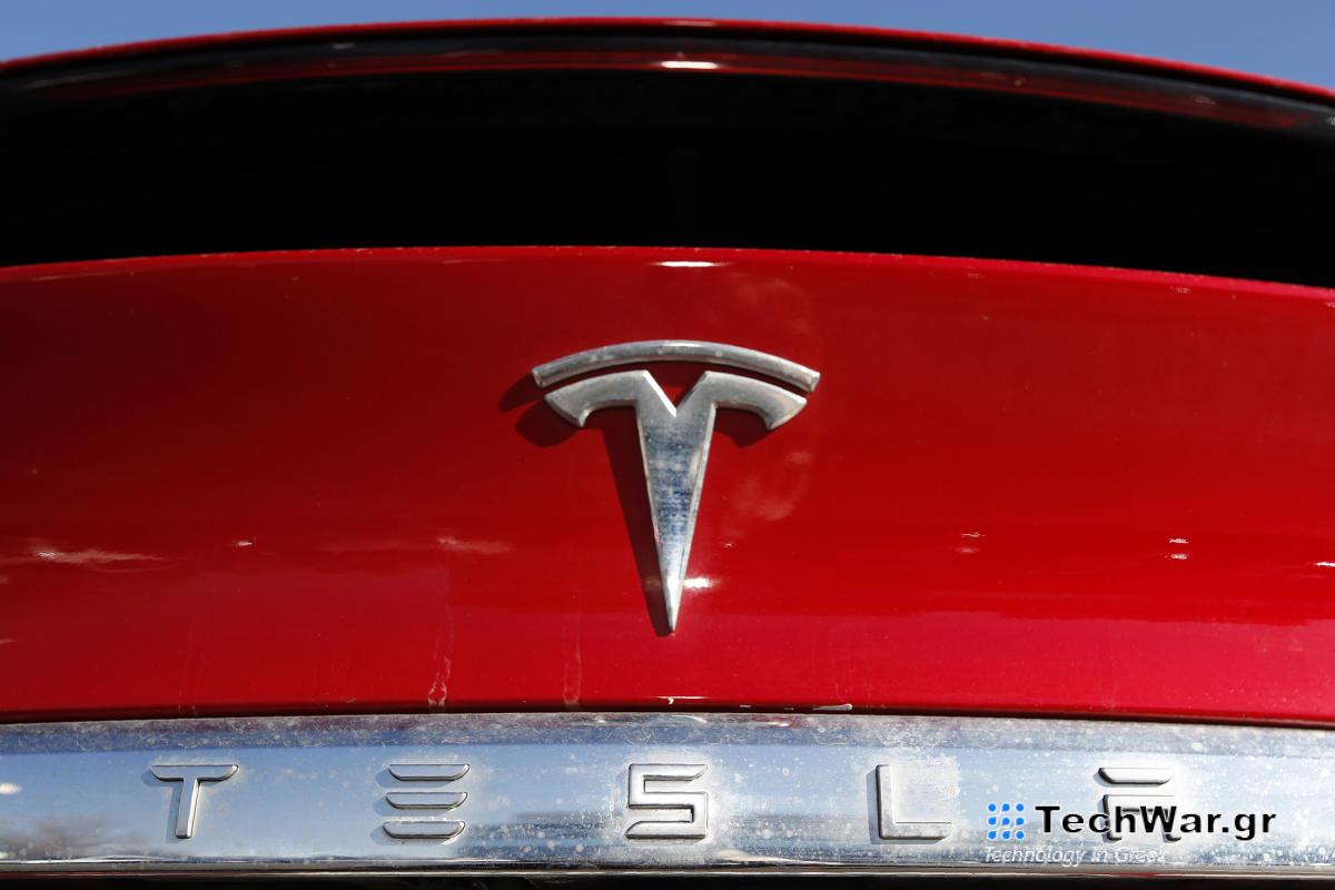 Η Tesla ανακαλεί πάνω από 2 εκατομμύρια EVs επειδή το κείμενο της προειδοποιητικής λυχνίας είναι πολύ μικρό