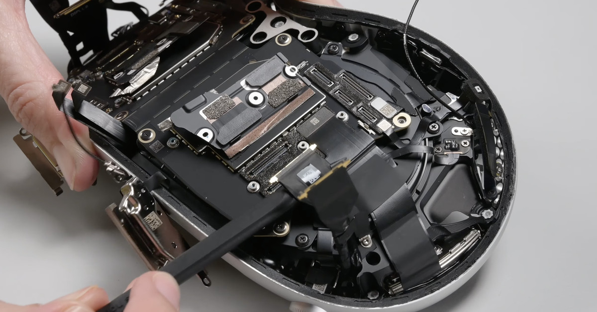 Το πρώτο Teardown Vision Pro του iFixit φαίνεται μέσα στα νέα ακουστικά της Apple