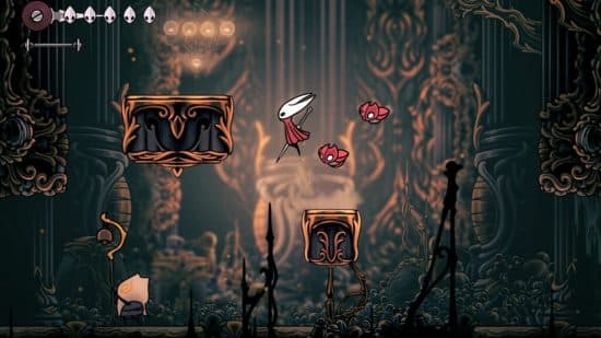 Hollow Knight Silksong: Ένα λευκό πλάσμα που μοιάζει με έντομο πηδά από πλατφόρμα σε πλατφόρμα σε υπόγειο περιβάλλον