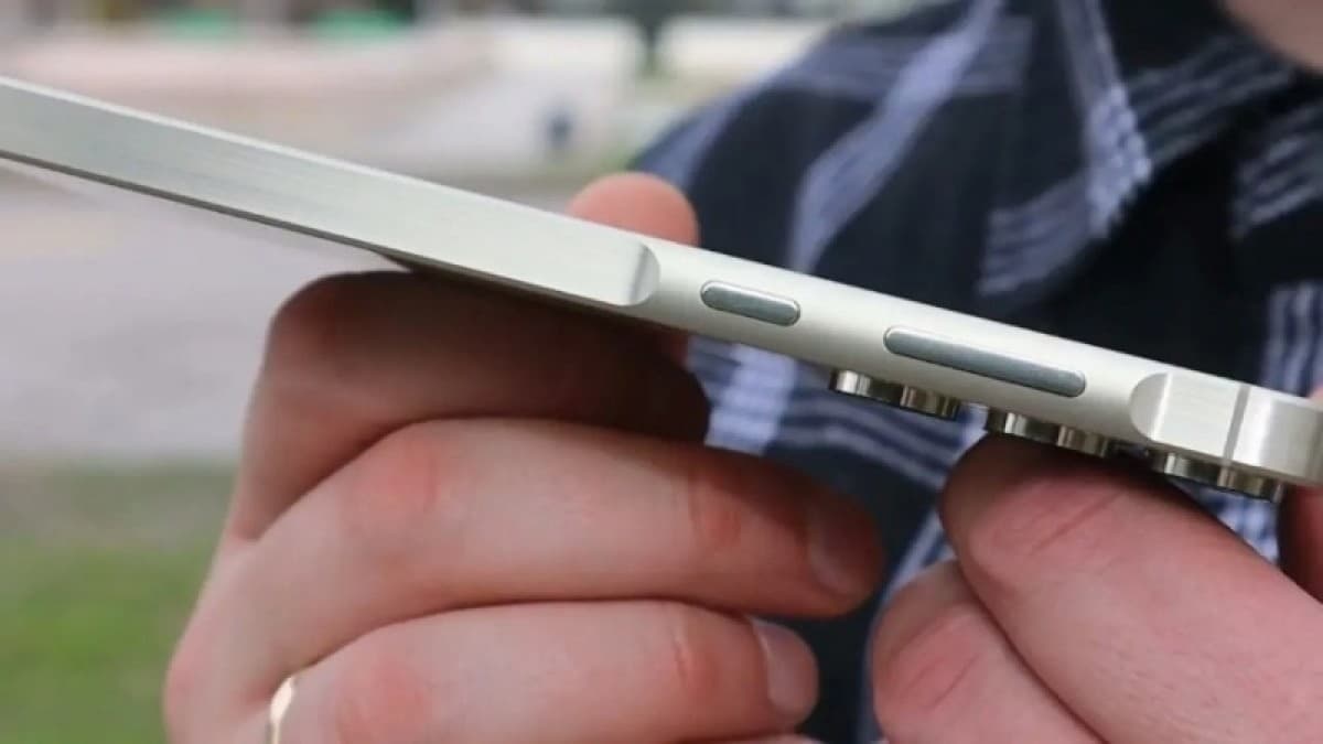 Το Samsung Galaxy A55 διαρρέει σε πρακτικές εικόνες, επιβεβαιώνει τις επίπεδες πλευρές