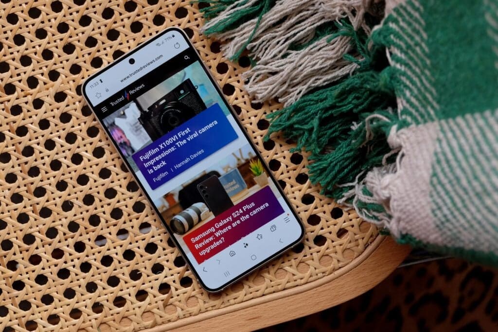 Samsung Galaxy S24 σε καρέκλα TR HP