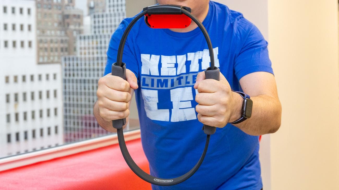 Άτομο που κρατά το Nintendo Ring Fit