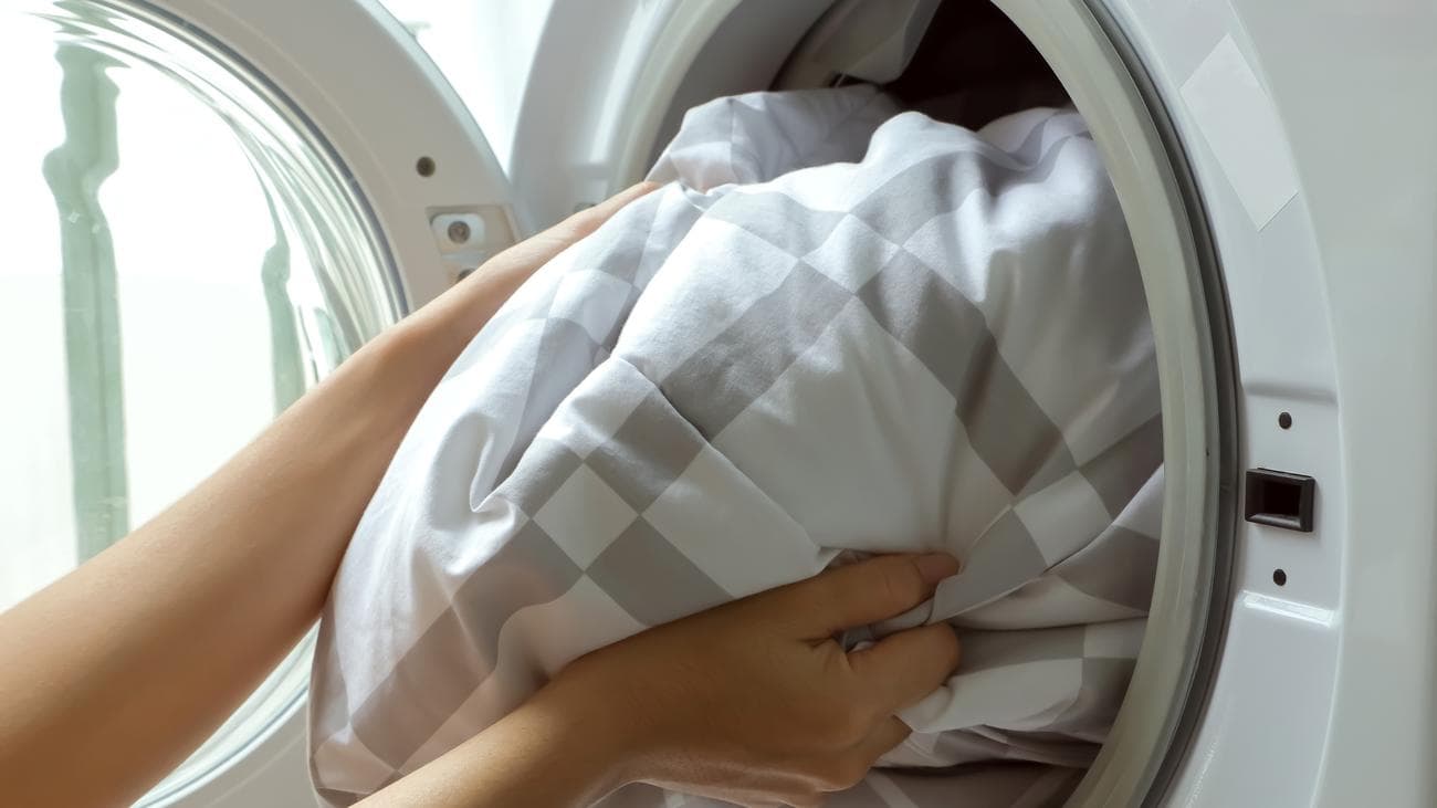 Τοποθέτηση κουβέρτας στο πλυντήριο