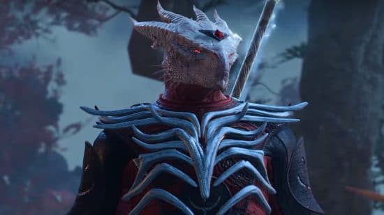Καλύτερες κατασκευές Baldur's Gate 3: Ένας Dragonkin Sorcerer στέκεται έτοιμος με οστέινο πανοπλία, με το προσωπικό του να λάμπει ένα παράξενο λευκό φως.