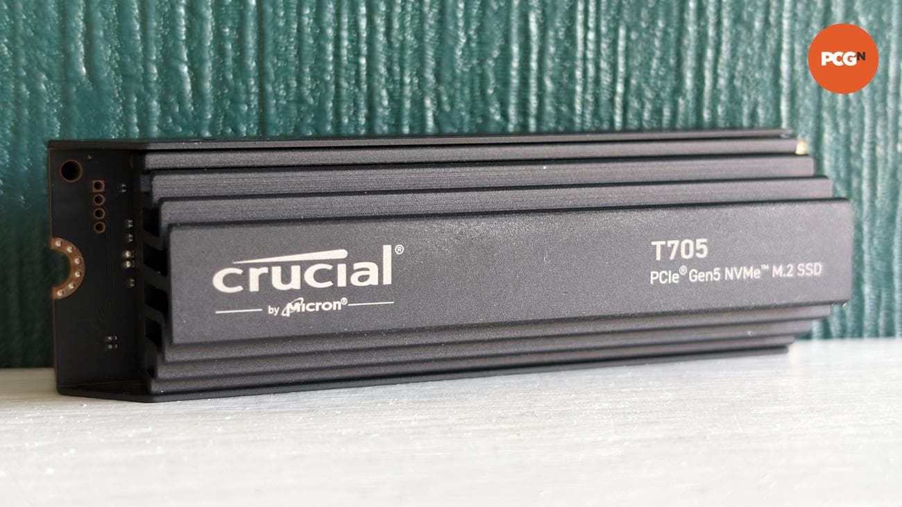 Crucial T705 SSD πάνω σε μια λευκή επιφάνεια σε πράσινο φόντο