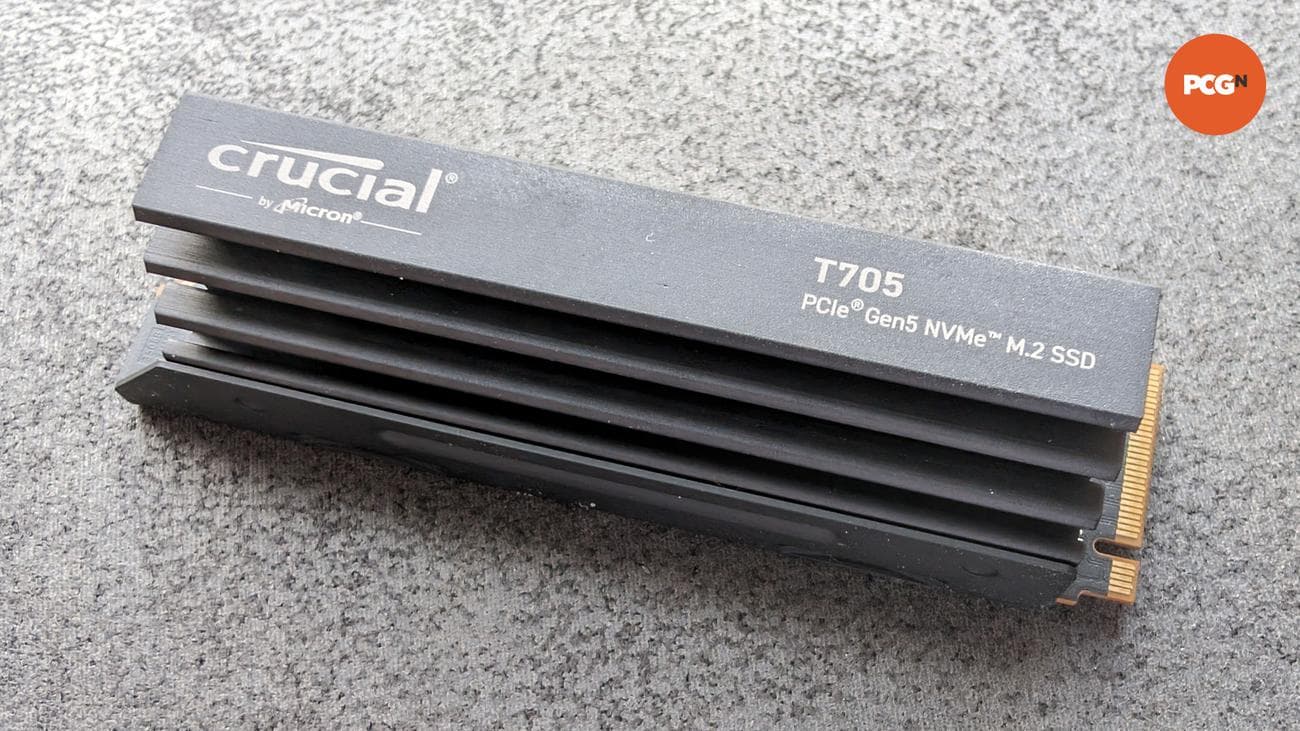 Crucial T705 SSD σε γκρι φόντο