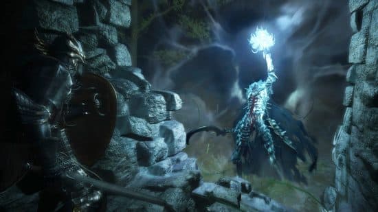 Ένας από τους εχθρούς του Dragon's Dogma 2, ο Dullahan, ένας ασημί ιππότης που κρατά το λαμπερό μπλε κεφάλι του στο χέρι.