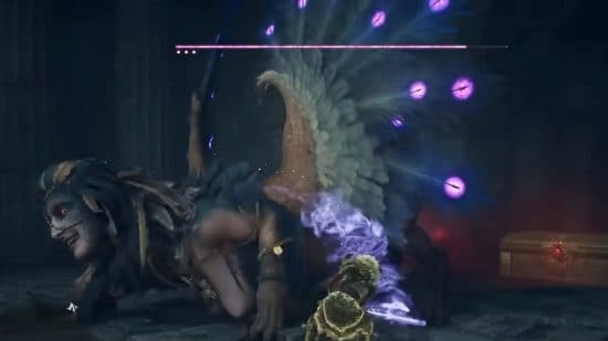 Το The Dragon's Dogma 2 Sphinx χαμογελάει στο Arisen καθώς σύρεται στο πλάι του κατά τη διάρκεια του boss fight.