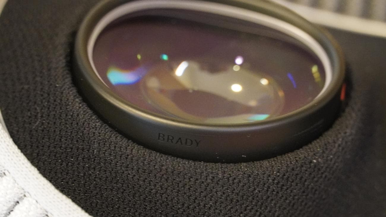 Μια προσαρμοσμένη χάραξη σε οπτικά ένθετα στο Apple Vision Pro.