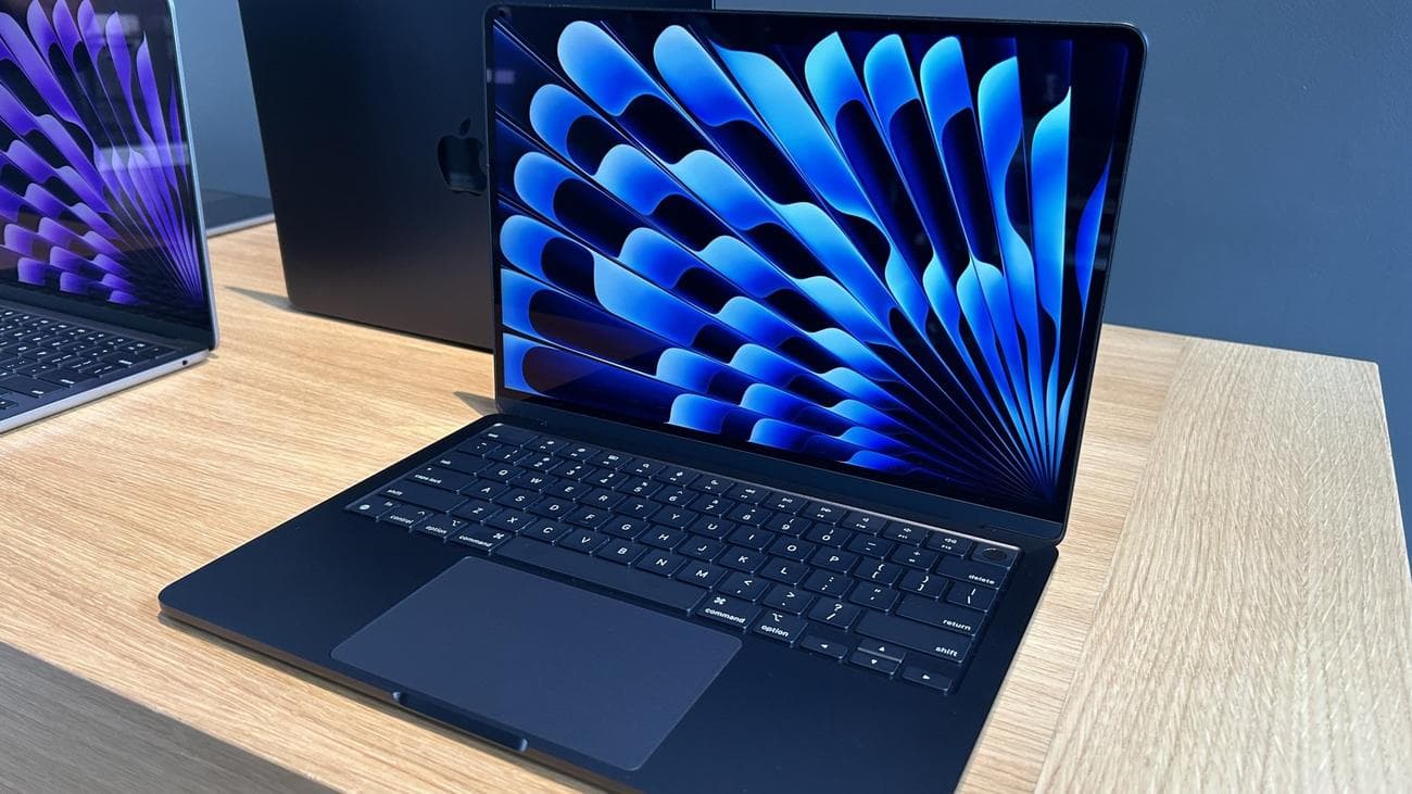 M3 MacBook Air 13 ιντσών σε τραπέζι