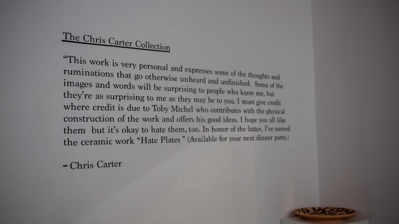 Η λεζάντα πάνω από τις πλάκες μίσους μιλά για την πρόθεση του Κάρτερ. 