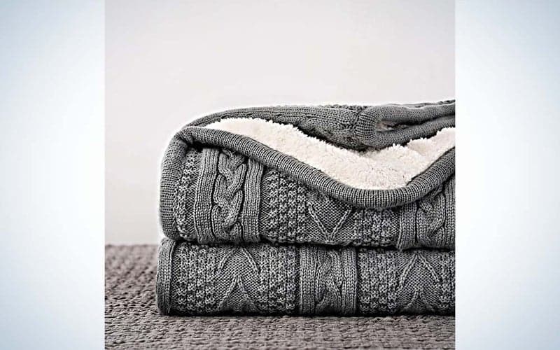 The Longhui Blanket is the best throw blanket overall.