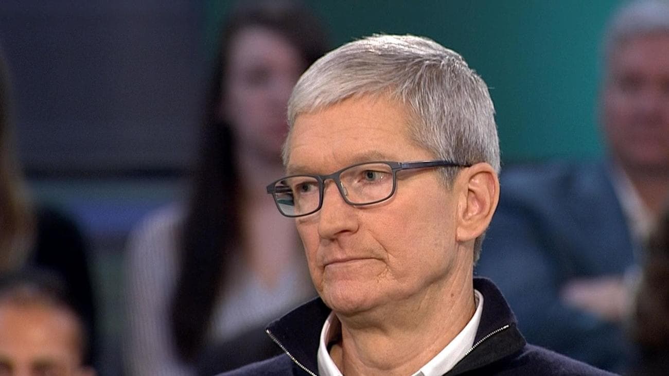 Η μετοχή της Apple πέφτει στο χαμηλότερο επίπεδο φέτος, ενώ άλλες εταιρείες τεχνολογίας κάνουν ράλι με οδηγό την AI