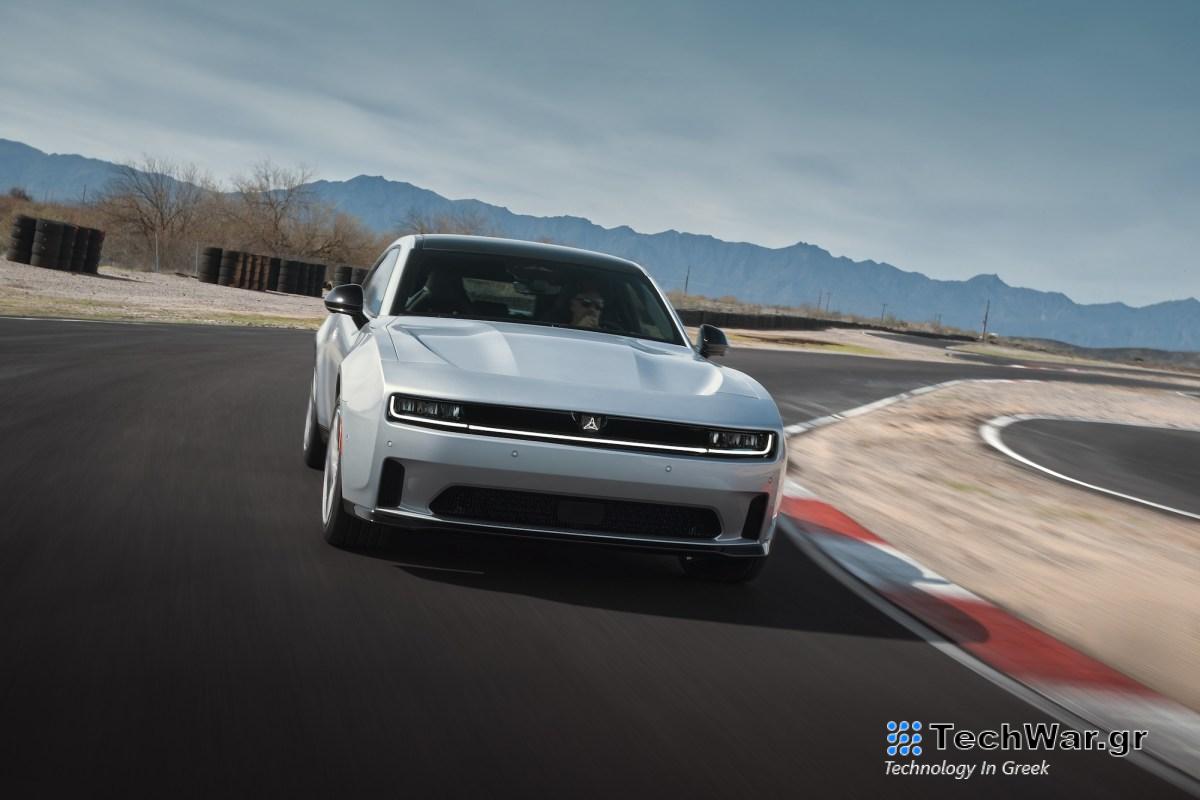 Το πλήρως ηλεκτρικό Dodge Charger του 2024 κάνει το ντεμπούτο του με ντόνατς με μυϊκά αυτοκίνητα, drifts και ακόμη και Hellcat rumble