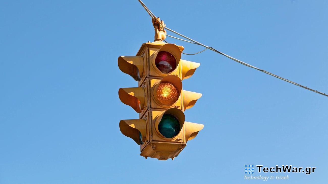 Traffic light flashing yellow signal